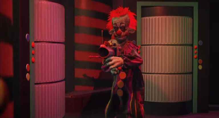 Bande-annonce de Killer Klowns from Outer Space: The Game 'Comparaison film vs jeu'    
