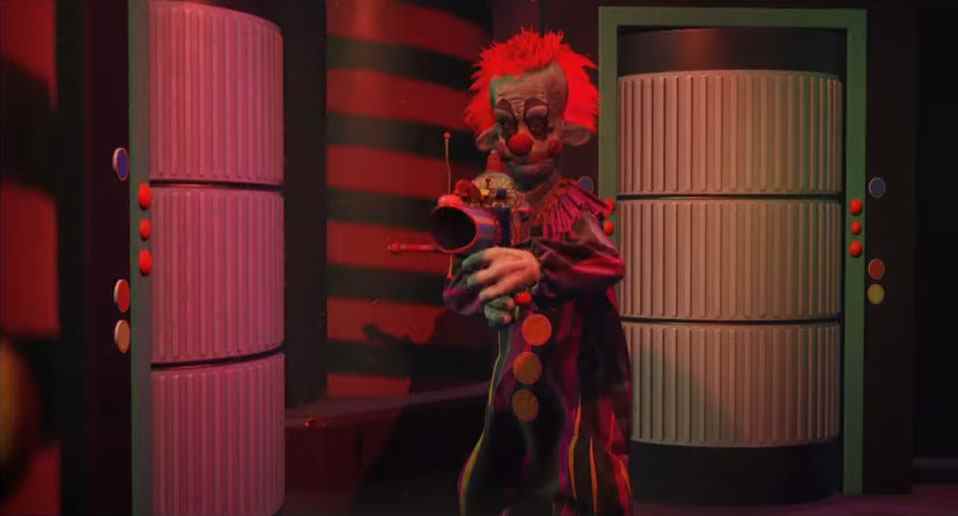 Bande-annonce de Killer Klowns from Outer Space: The Game 'Comparaison film vs jeu'    
