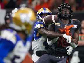 Desmond Lawrence (arrière) des Blue Bombers empêche Dominique Rhymes des Lions de faire une capture.  Darryl Dyck/CP