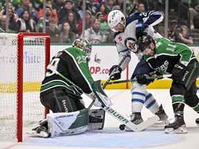 Le gardien des Stars Jake Oettinger et le centre Luke Glendening défendent contre l'ailier droit des Jets Blake Wheeler à Dallas vendredi soir.  USA AUJOURD'HUI SPORTS