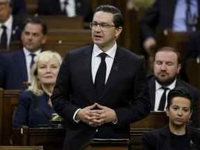 Le chef du Parti conservateur du Canada, Pierre Poilievre, prononce une allocution sur le décès de la reine Elizabeth de Grande-Bretagne à la Chambre des communes sur la Colline du Parlement à Ottawa, Ontario, Canada le 15 septembre 2022. REUTERS/Blair Gable