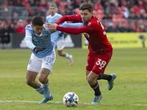 Le Toronto FC a échangé l'arrière/milieu de terrain Luca Petrasso au Orlando City SC dans le cadre d'une transaction qui pourrait rapporter au TFC jusqu'à 400 000 $ US en allocation.  Petrasso (à droite) défie le ballon avec Gabriel Pereira du New York City FC lors de la deuxième mi-temps de la MLS à Toronto le 2 avril 2022.