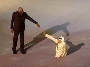 Morgan Freeman se produit lors de la cérémonie d'ouverture de la Coupe du Monde de la FIFA, Qatar 2022 au stade Al Bayt le 20 novembre 2022 à Al Khor, au Qatar.