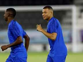 Kylian Mbappe (à droite) et Ousmane Dembele en France pendant l'entraînement.