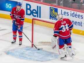 Le défenseur des Canadiens de Montréal Kaiden Guhle (21 ans) prend la rondelle du gardien de but Jake Allen (34 ans) après que les Sabres de Buffalo ont battu les Canadiens de Montréal 7-2 lors d'un match de la LNH au Centre Bell de Montréal le mardi 22 novembre 2022.