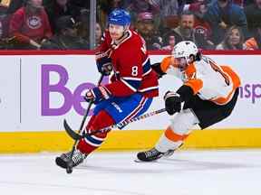 Le défenseur des Canadiens Mike Matheson porte la rondelle alors que le centre des Flyers de Philadelphie Zack MacEwen poursuit en deuxième période au Centre Bell de Montréal le 19 novembre 2022.