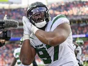 Nathan Shepherd des Jets de New York réagit après un jeu contre les Broncos de Denver au cours de la seconde mi-temps à Empower Field At Mile High le 23 octobre 2022 à Denver, Colorado.