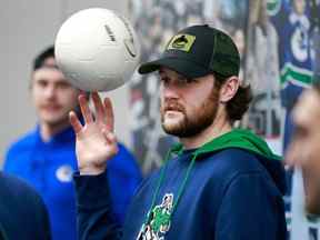 VANCOUVER, CANADA - 18 NOVEMBRE : Thatcher Demko # 35 des Canucks de Vancouver fait tourner un ballon de football avant leur match de la LNH contre les Kings de Los Angeles au Rogers Arena le 18 novembre 2022 à Vancouver, Colombie-Britannique, Canada.