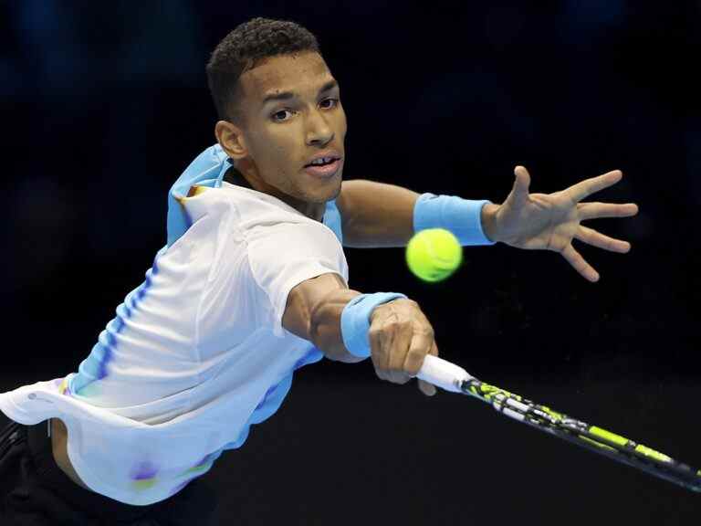 Casper Ruud bat Felix Auger-Aliassime lors de l’ouverture des finales de l’ATP