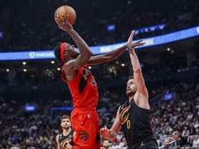 Pascal Siakam des Raptors de Toronto tire sur Kevin Love des Cavaliers de Cleveland au cours de la seconde mi-temps à la Scotiabank Arena le 19 octobre 2022 à Toronto, Canada.