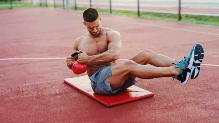 Cet entraînement de 15 minutes avec kettlebell pour les abdominaux enflammera votre cœur