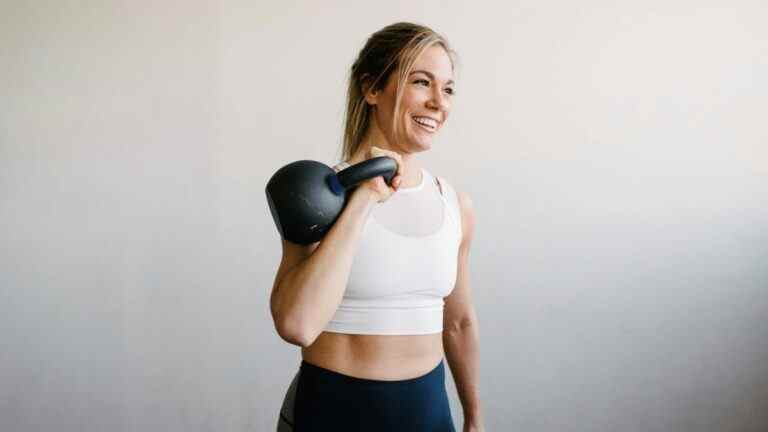 Cet entraînement kettlebell ne prend que 15 minutes pour travailler tout votre corps