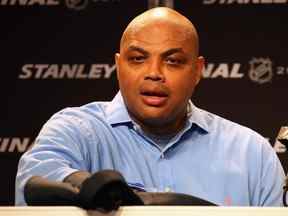 L'ancien joueur de la NBA Charles Barkley prend la parole lors d'une conférence de presse à la Bridgestone Arena le 5 juin 2017 à Nashville, Tennessee.