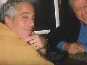 Jeffrey Epstein est photographié avec l'ancien président américain Bill Clinton sur cette photo non datée.