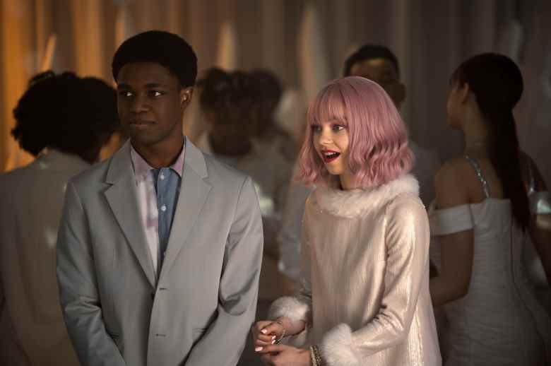 Mercredi.  (L à R) Iman Marson comme Lucas Walker, Emma Myers comme Enid Sinclair dans l'épisode 104 de mercredi.  Cr.  Vlad Ciopléa/Netflix © 2022