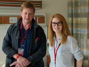 La scénariste Krysty Wilson-Cairns et l'auteur Charles Gareber sur le tournage de The Good Nurse.