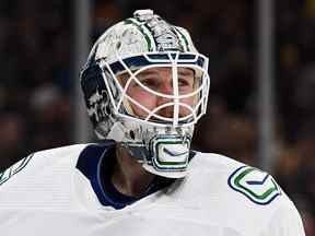 13 novembre 2022 ;  Boston, Massachusetts, États-Unis ;  Le gardien de but des Canucks de Vancouver Thatcher Demko (35 ans) regarde la glace pendant une pause publicitaire en troisième période d'un match contre les Bruins de Boston au TD Garden.  Crédit obligatoire : Brian Fluharty - USA TODAY Sports