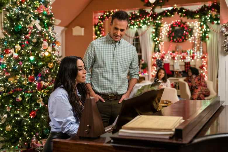 Noël avec vous.  (L à R) Aimee Garcia comme Angelina, Freddie Prinze Jr comme Miguel, Deja Cruz comme Cristina, Zenzi Williams comme Monique dans Noël avec vous.  Cr.  Jessica Kourkounis/Netflix © 2022.