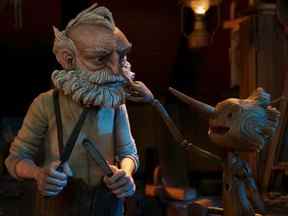 Bouh !  Geppetto (David Bradley) et Pinocchio (Gregory Mann) dans Pinocchio de Guillermo Del Toro.