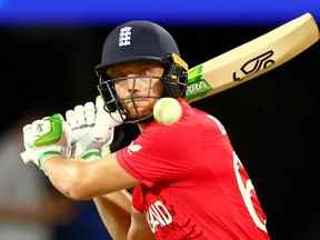 Le capitaine anglais Jos Buttler joue un coup lors du match de cricket masculin Twenty20 World Cup 2022 de l'ICC entre l'Angleterre et la Nouvelle-Zélande au Gabba le 1er novembre 2022 à Brisbane.