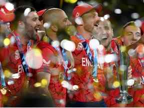 Jos Buttler et ses coéquipiers anglais célèbrent avec le trophée de la Coupe du monde T20 masculine de l'ICC après avoir remporté le match final de la Coupe du monde T20 masculine de l'ICC entre le Pakistan et l'Angleterre au terrain de cricket de Melbourne le 13 novembre 2022 à Melbourne, en Australie.