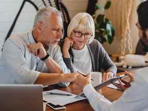 Les parents qui prévoient divulguer les détails de leur succession à leurs enfants devraient consulter un planificateur financier.