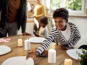 Le manque de manières à table d'un petit-fils inquiète sa grand-mère.