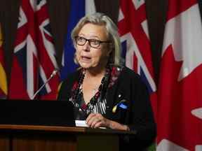 La candidate à la direction du Parti vert Elizabeth May prend la parole lors d'une conférence de presse sur la colline du Parlement à Ottawa, le 29 septembre 2022.