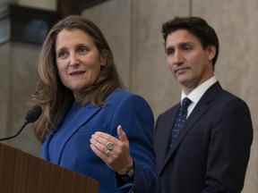 Le premier ministre Justin Trudeau regarde la vice-première ministre et ministre des Finances Chrystia Freeland prendre la parole à Ottawa.