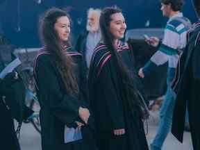 Sophia, à gauche, et Isabel Jewell lors de leur collation des grades le 7 novembre 2022 à l'Université de Toronto.  Les sœurs – qui sont originaires d'Edmonton et ont commencé leur carrière postsecondaire à l'Université de l'Alberta à l'âge de 14 et 12 ans, respectivement – ​​ont récemment obtenu une maîtrise en langue et culture slaves.