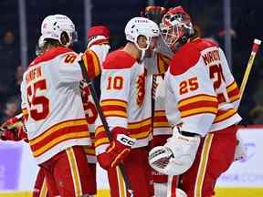 21 novembre 2022 ;  Philadelphie, Pennsylvanie, États-Unis ;  Le centre des Flames de Calgary Jonathan Huberdeau (10) célèbre avec le gardien Jacob Markstrom (25) après le match contre les Flyers de Philadelphie au Wells Fargo Center.  Crédit obligatoire: Kyle Ross-USA TODAY Sports