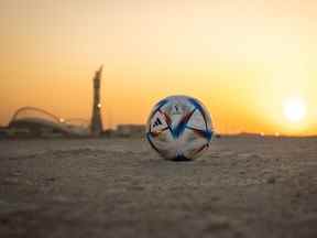 Sur cette photo, le ballon de match officiel de la Coupe du Monde de la FIFA, Qatar, est vu devant le stade international de Khalifa au coucher du soleil avant la Coupe du Monde de la FIFA, Qatar 2022, le 16 novembre 2022 à Doha, au Qatar.