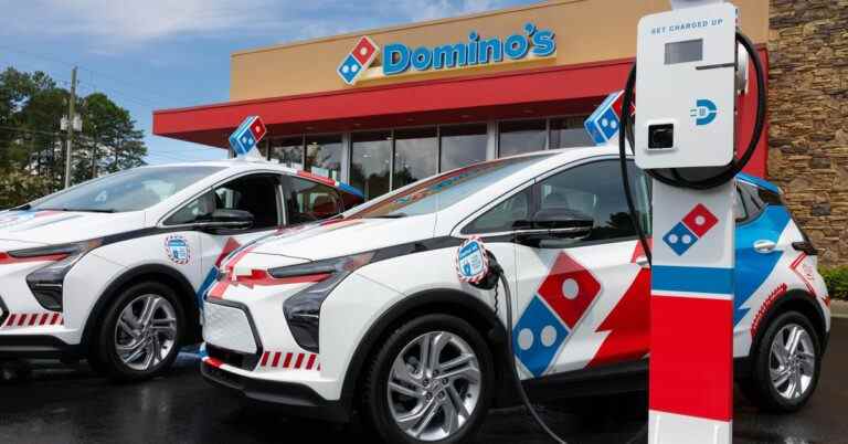 Domino’s déploie plus de 800 véhicules électriques de livraison de pizza Chevy Bolt