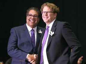 PHOTO DE DOSSIER: Le maire de Calgary, Naheed Nenshi, serre la main de Gian-Carlo Carra alors que les membres du nouveau conseil de Calgary prêtaient serment lors de la réunion d'organisation de la cérémonie d'assermentation du conseil des membres du conseil élus au bâtiment municipal de Calgary le lundi 23 octobre. 2017.