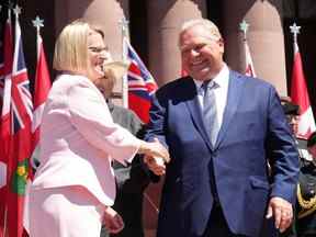 Sylvia Jones, vice-première ministre et ministre de la Santé, serre la main du premier ministre Doug Ford alors qu'elle prête serment lors de la cérémonie d'assermentation à Queen's Park à Toronto le 24 juin 2022.