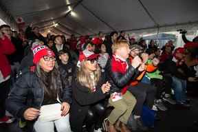 Les fans de football d'Équipe Canada réagissent à l'action entre le Canada affrontant la Belgique au Cafe Diplomatico de Toronto lors du premier match du Canada de la Coupe du monde 2022.