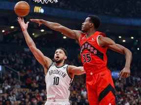 Ben Simmons des Brooklyn Nets se dirige vers le filet contre Christian Koloko des Raptors lors de la première mi-temps à la Scotiabank Arena le mercredi 23 novembre 2022 à Toronto.