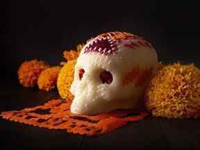 Crâne en sucre avec fleurs de Cempasuchil ou Marigold et Papel Picado.  Décoration traditionnellement utilisée dans les autels pour la célébration du jour des morts au Mexique.