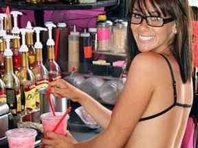 Un bikini barista prépare une infusion à Cowgirls Espresso à Everett, Washington. DOCUMENT/ COWGIRLS ESPRESSO