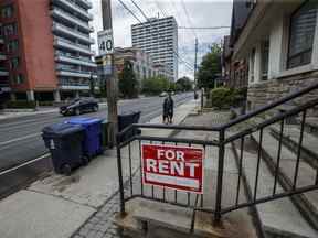 Une enseigne à louer à l'extérieur d'une maison à Toronto.