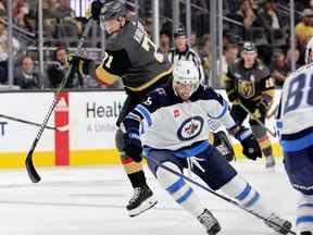 William Karlsson # 71 des Golden Knights de Vegas tente de contourner Brenden Dillon # 5 des Jets de Winnipeg lors de la deuxième période de leur match au T-Mobile Arena le 30 octobre 2022 à Las Vegas, Nevada.  Les Golden Knights ont battu les Jets 2-1 en prolongation.  (Photo par Ethan Miller/Getty Images)