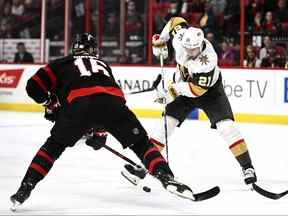 Brett Howden (à droite) des Golden Knights contrôle la rondelle contre Austin Watson des Sénateurs hier soir.