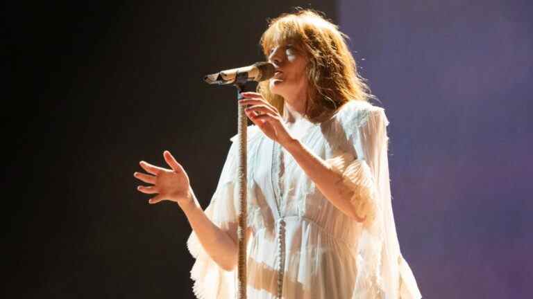 Florence + The Machine reporte sa tournée après que le chanteur se soit cassé le pied : "Mon cœur me fait mal"
