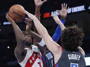 L'attaquant des Raptors de Toronto OG Anunoby (3) est défendu par le garde du Thunder d'Oklahoma City Josh Giddey (3) sur un tir au cours du deuxième quart au Paycom Center.