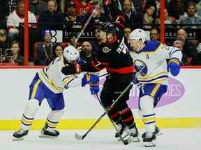 L'ailier gauche des Sénateurs d'Ottawa Brady Tkachuk (7) se sépare du défenseur des Sabres de Buffalo Ilya Lyubushkin (46) et de l'ailier gauche des Sabres de Buffalo Zemgus Girgensons (28) lors de la première période au Centre Canadian Tire le mercredi 16 novembre 2022