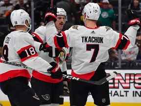 Les coéquipiers des Sénateurs Tim Stutzle (18 ans) et Thomas Chabot célèbrent avec Brady Tkachuk après avoir marqué un but en avantage numérique contre les Ducks en première période du match de vendredi.