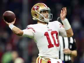 Jimmy Garoppolo des 49ers lance une passe contre les Cardinals lors de l'action de la NFL au deuxième trimestre à l'Estadio Azteca de Mexico, le lundi 21 novembre 2022.