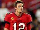 Tom Brady des Buccaneers de Tampa Bay regarde pendant les échauffements d'avant-match avant un match contre les Ravens de Baltimore au Raymond James Stadium le 27 octobre 2022 à Tampa, en Floride.