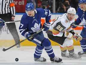 TORONTO, ON – 2 NOVEMBRE: Timothy Liljegren # 37 des Maple Leafs de Toronto gère la rondelle contre William Carrier # 28 des Golden Knights de Vegas au Scotiabank Arena le 2 novembre 2021 à Toronto, Ontario, Canada.