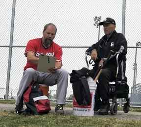 La dernière campagne.  Alors qu'il était mourant, le baseball a continué à fournir à Watt, à droite, vu ici avec l'entraîneur Mike Beach, une mystérieuse force vitale.  DOCUMENT/ CAL MARR